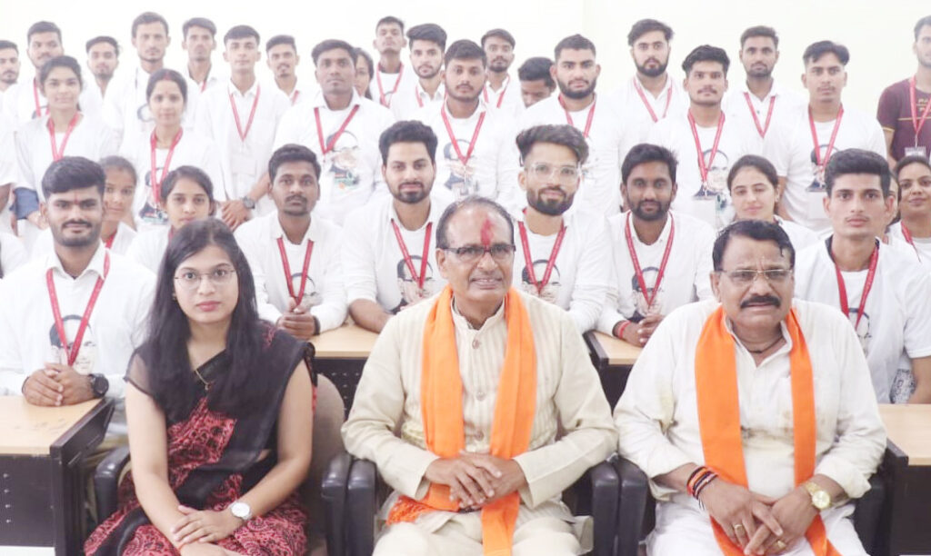 शासन की योजनाओं का लाभ लेने के लिए लोगो को जागरूक करें जनसेवा मित्र- मुख्यमंत्री श्री चौहान